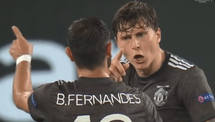  那不勒斯痛失榜首，金玟哉失误致关键丢球  