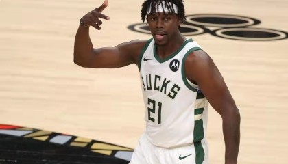  霍勒迪致命抢断雄鹿险胜黄蜂  