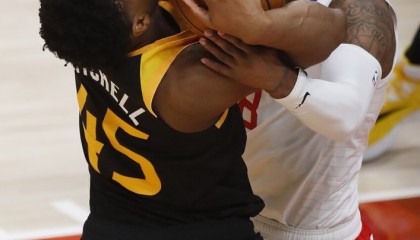  爵士重建交易送走米切尔至骑士  