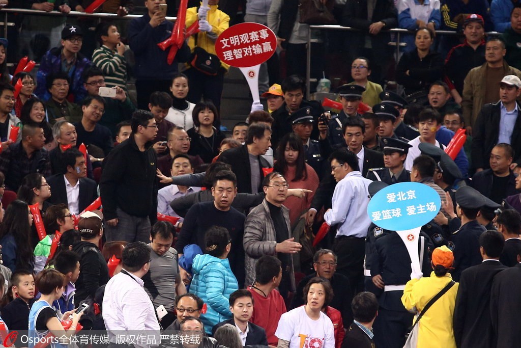  科隆球迷冲突导致比赛中断  