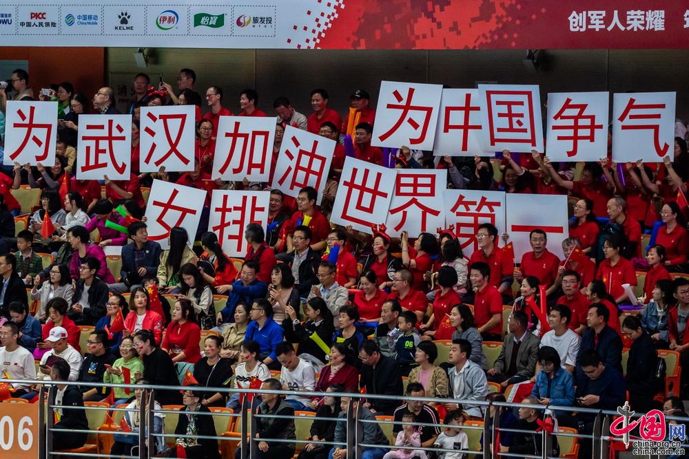  意甲赛场现巨型TIFO球迷热情助力主队  